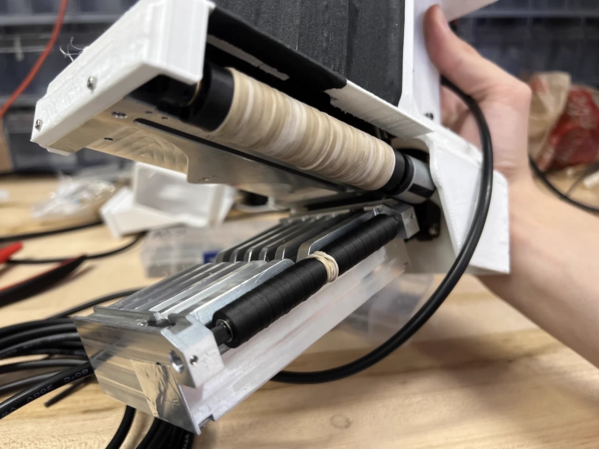 The adaptive clamping mechanism for delicate plant handling